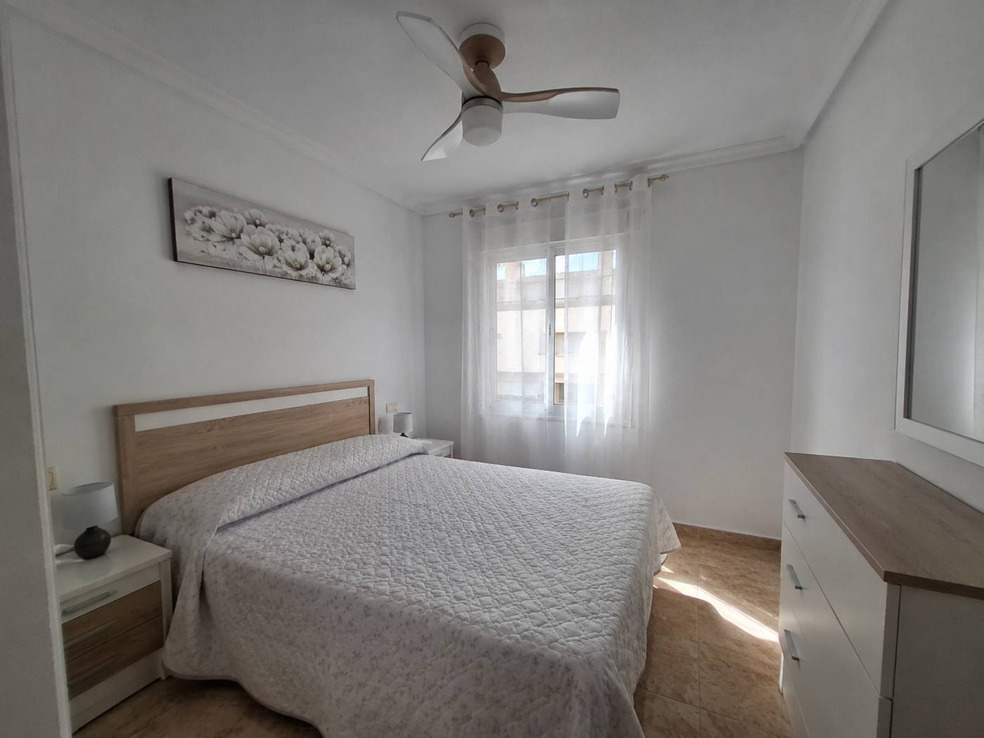 Dormitorio de matrimonio recién pintado en Torrevieja