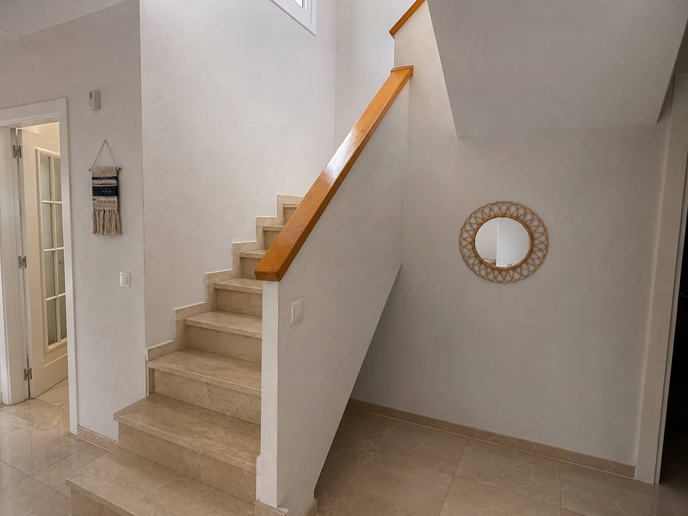 Escaleras interiores pintadas en un bungalow de Torrevieja