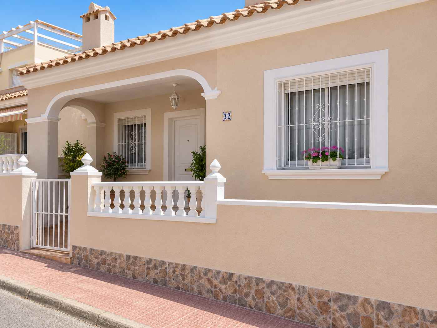 Fachada de bungalow pintada en Torrevieja