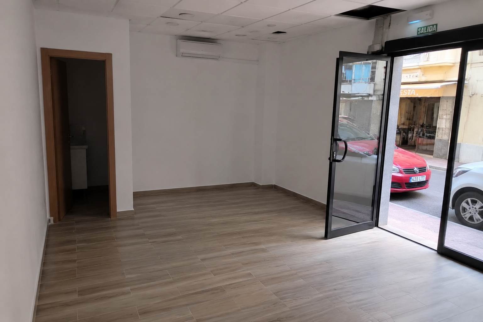 Local comercial recién pintado en Torrevieja