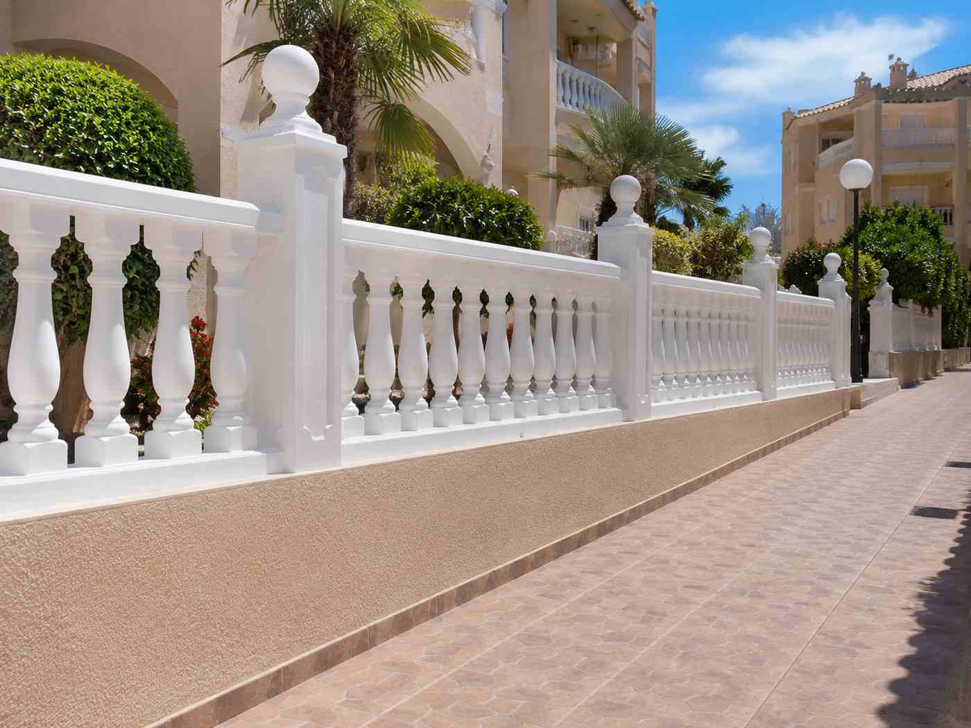 Pintura de balustrada en una urbanización de Torrevieja