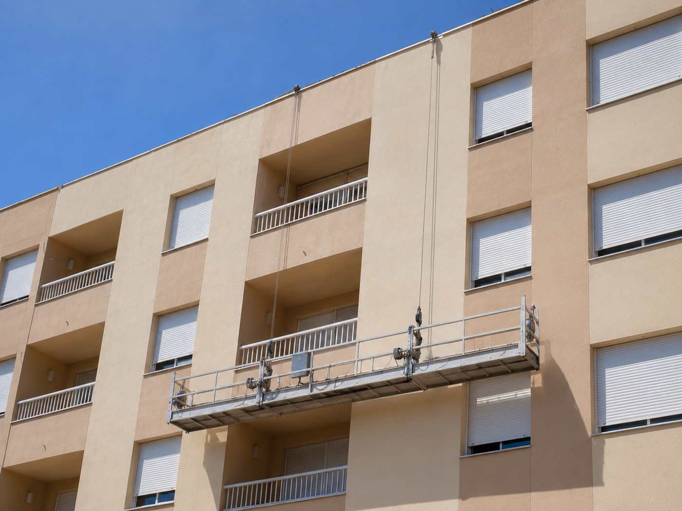Pintura de fachada de edificio en Torrevieja