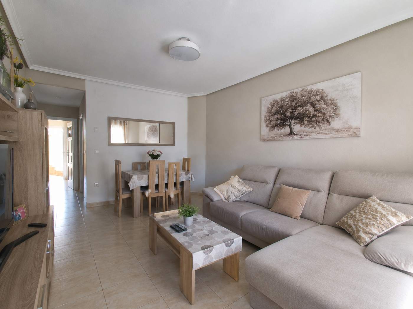 Salón de vivienda recién pintado en Torrevieja
